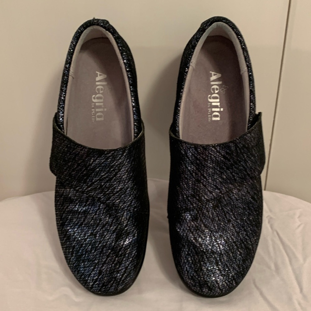 Alegria “Lauryn” women’s shoe. Color Pewter Tread. Size 9.